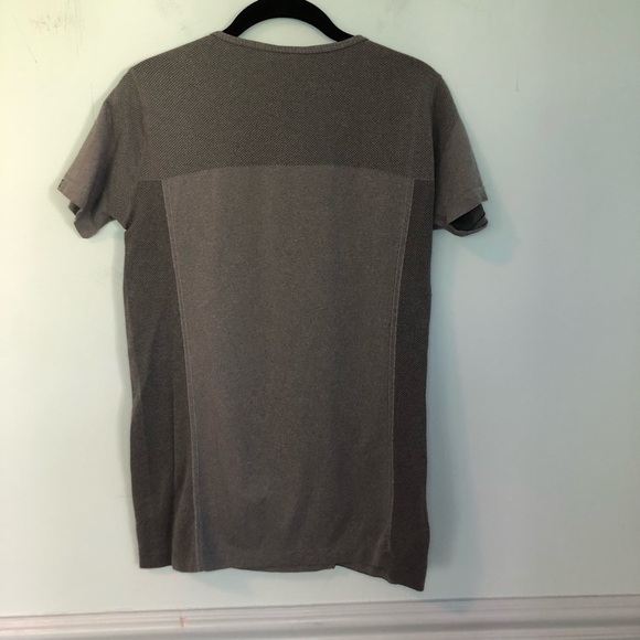 Fabletics Gray Seamless Short Sleeve Athletic Top Size Large - Picture 4 of 8